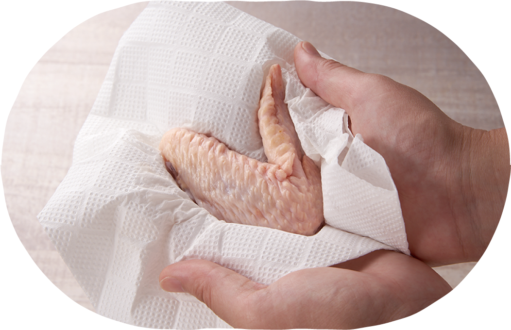 鶏手羽先はキッチンペーパーで軽く水気を拭き、米はさっと洗う。にんにくは皮をむく。生姜は皮付きのまま薄く切る。