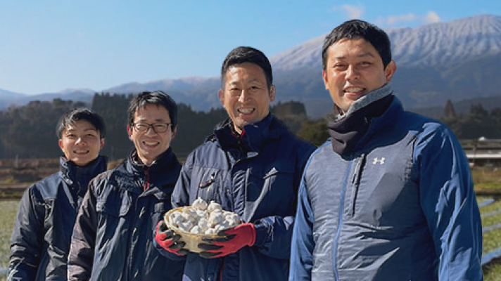 冷たい土に膝をつきながら毎日作業しています