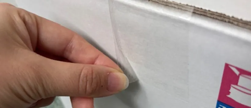 テープをはがしやすくした発送箱