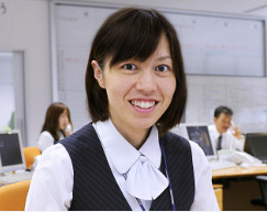 広告宣伝・企画部門　田中麻希　鹿児島国際大学卒｜平成15年入社